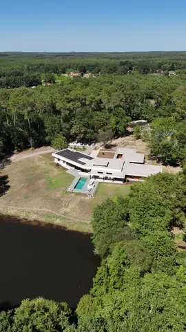 Le luxe a l'état brut niche en plein cœur de la forêt landaise La @villarenegabriel est à découvrir. Architecture raffinée aux lignes contemporaines pour un résultat hors du commun #architecture #realesate #luxuryhomes #luxurylife Vidéo @bellevue.agency