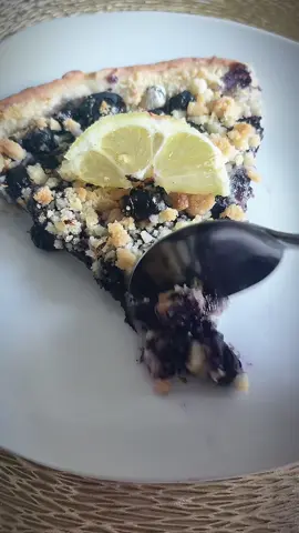 🫐 Tarte crumble aux bleuets ☀️🍋 Une tarte gourmande, fondante, fruitée 💙 ✨ Déroule une pâte à tarte sur du papier cuisson. ✨ Saupoudre le fond de poudre d’amandes pour absorber le jus des fruits. ✨ Dans un bol, enrobe des bleuets lavés et séchés avec : ~ du sucre glace ~ le zeste de citrons bio ✨ Dépose les bleuets sur la pâte. ✨ Prépare un crumble express :  ~ 50 g de farine  ~ 40 g de sucre  ~ 40 g de beurre froid → Mélange du bout des doigts jusqu’à obtenir une texture sablée. ✨ Parsème le crumble sur les fruits. ✨ Enfourne à 180 °C (360 °F) pendant 25 minutes. ✨ Laisse refroidir avant de couper… #tartemaison #bleuets #myrtille #blueberry #tartecrumble #pâtisseriefacile #recetteété #gourmandisefruitée 