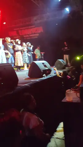 Om lorenza ..wuenaaake poll 🕺💃🕺 #Bokiercs #lorenzasoloraya #lorenzamusik #mertudusunbolawen #outfit80  #viraltiktok #omlorenza @Om Lorenza Music  #fypppppppppppppp 