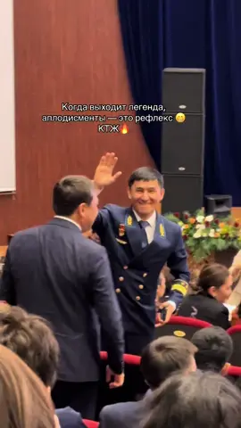Увидел, что я снимаю и помахал рукой😁