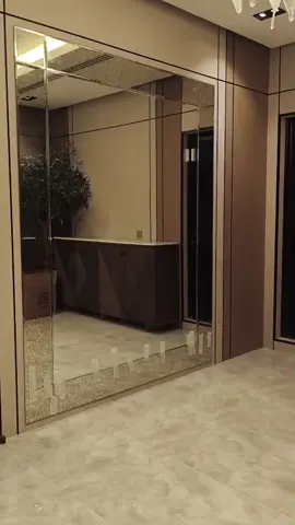 فخامة تنعكس في كل زاوية! مرايا جدارية بتصميم هندسي فاخر وتفاصيل معتقة تضيف عمق وأناقة للمكان. لمسات من الذوق الرفيع مع تنفيذ احترافي من مصنع مصادر الثروة 💎 🔹 مثالية للصالات، المداخل، والمكاتب الراقية. 🔹 تفصيل حسب المقاس والذوق. 📞 اطلب الآن وتمتع بتجربة فخامة  مصنوعة بإتقان #مرايا_ديكور #مرايا_فخمة #مرايا_جدارية #ديكور_داخلي #مرايا_معتقة #تفصيل_مرايا #الشرقية #الدمام #الخبر #القطيف  #LuxuryMirrors #WallMirrors #DecorMirror #AntiqueMirror #InteriorDesign #CustomMirrors #ModernInteriors #MirrorDecor #Dammam #Khobar #Qatif #EasternProvince