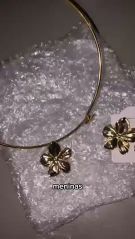 🌼✨ Você merece brilhar com delicadeza! Olha esse conjunto Flor Dourada, que perfeição! 💛 Fino, delicado e super estiloso — combina com tudo! 🛍️ Já disponível na Shopee: https://s.shopee.com.br/40W0PV2A5K Corre garantir o seu! ✨ #AchadinhosShopee #FlorDourada #CordãoPerfeito #AcessóriosFemininos