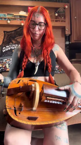 A wild Dora appears once again after yet another gap of forgetting to post. Got my nails done yesterday and dared to go a little longer than usual. So today I’m making weird droney sounds and seeing if they can do the job 😂 #hurdygurdy #hurdygurdytok #hurdygurdytiktok #musicnerd #folkmusic #earlymusic #medievalmusic #musician #music #fyp #foryoupage #renaissancefestival #renfaire 