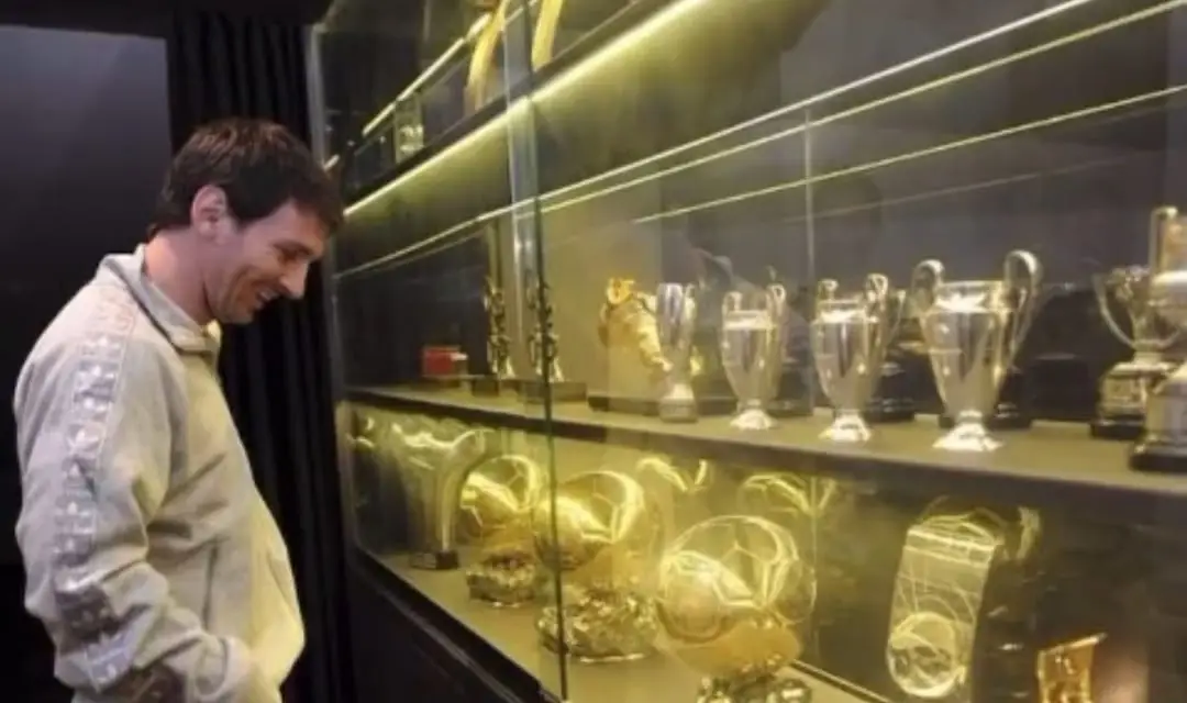 Messi look at trophy 