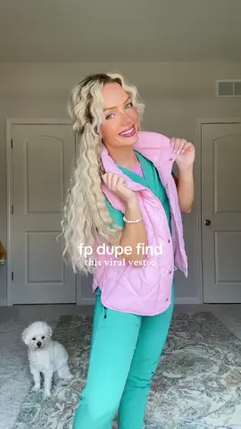 & its the perfect fall transition piece!! My new favorite scrub accessory ✨🎀🫧🧠 #puffervest #SummerFashion #fallfashion #falltransitionoutfit #fpdupe #cutevest #pinkvest #cutescrubs #scrublife #physicianassistant #nursetok #summertrends #falltrends @TanmingFashion 