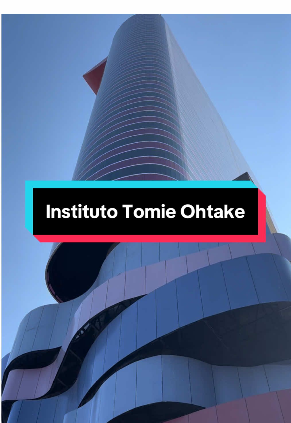 🎨 Já conhece o Instituto Tomie Ohtake? Um dos espaços culturais mais incríveis de São Paulo, o Tomie Ohtake é referência em arte, arquitetura e design, sempre com exposições potentes e atuais! 🖼️✨ 📍Fica em Pinheiros, pertinho do metrô Faria Lima (Linha Amarela) – é só sair pela escada rolante e já dá de cara com o prédio moderno todo roxinho! 🕒 Funciona de terça a domingo, das 11h às 19h ✅ Entrada gratuita para várias exposições! Vá sozinho, com amigos ou com a família — o importante é ir! #TomieOhtake #ArteSP #OQueFazerEmSP #ExposiçãoSP #CulturaSP 