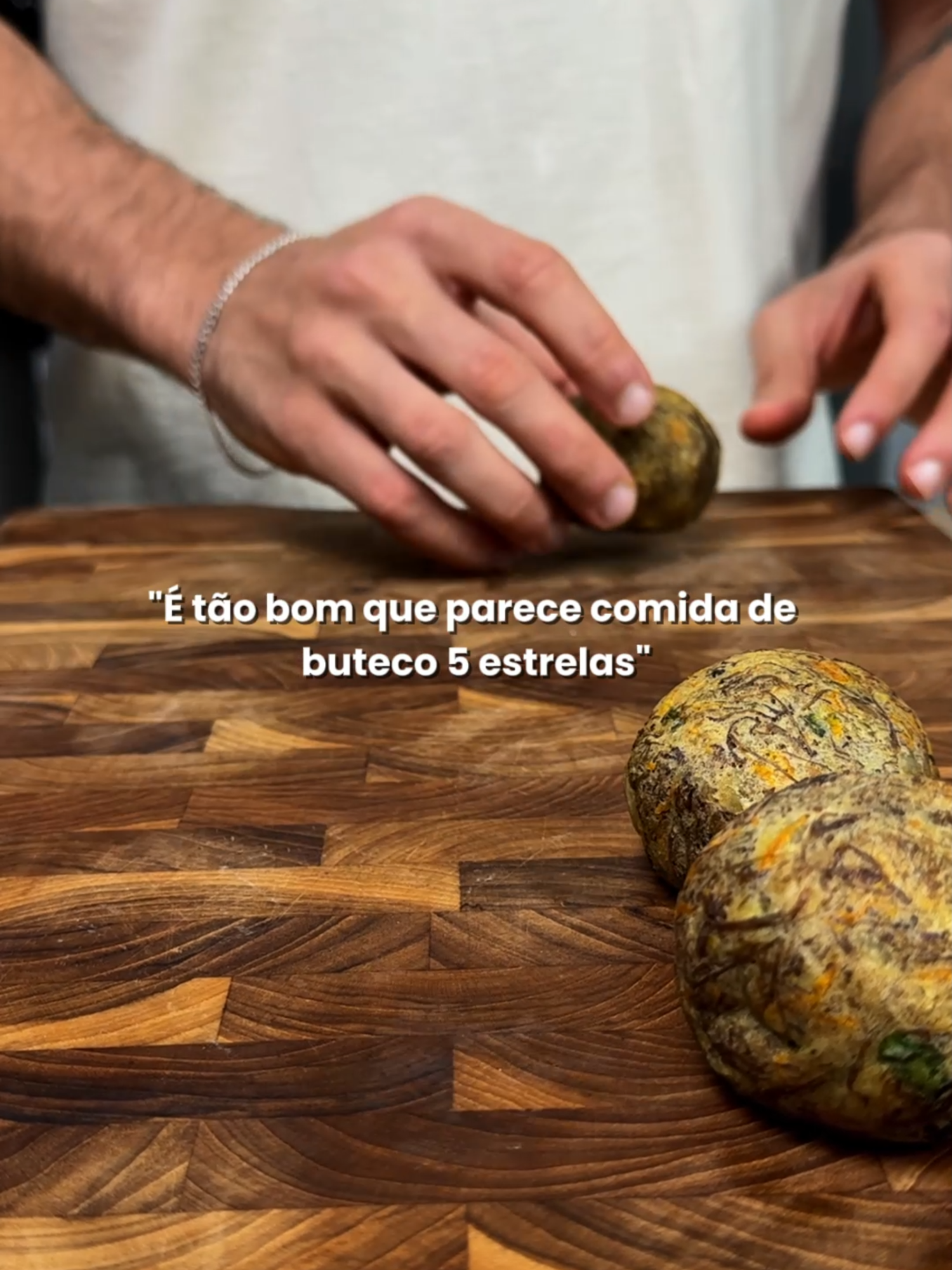 comida de buteco 5 estrelas na dieta Bolinho com cara de petisco que entrega tudo que você precisa em uma refeição: proteína, carboidrato, fibra e, claro, muito sabor. Até porque na minha opinião quem tá cuidando da saúde e fazendo dieta tem que comer muito bem, quem sabe até melhor do que quem não está kakakak, e esse aqui entrega tudo isso muito bem. A dica é: pega um dia pra fazer a maior quantidade possível, congela e armazena no congelador, aí quando quiser comer é só levar pra air fryer por 10 minutinos à 180 graus. Fica crocante por fora e o queijo derrete por dentro, muito bom mesmo!!! Dica de ouro: se não se importar tanto com o acréscimo de calorias e quiser ele ainda mais crocante por fora, pincele um tiquinho de azeite antes de levar pra air fryer. Uma boa alternativa são os borrifadores ou spray. BORA FAZER? Salva aí: - 500g de Batata Inglesa cozida - s200g de Músculo cozido e desfiado - 50g de Requeijão light - 50g de Cenoura ralada - Cebolinha à vontade - 50g de Queijo Minas meia cura (5g em cada) - 1 col de chá de Sal e Pimenta do reino Vale seu like? E não deixa de me seguir pra acompanhar essa nova série que vem cheia de novidade pra transformar sua dieta e sua vida. Compre seus suplementos com desconto na @growthsupplements usando meu cupom 🏷️LLTEAM . . . #bolinho #batata #carne #rapido #receitas #emagrecimento #deficitcalorico #perderpeso #comoperderpeso #comoemagrecer #saude #dieta #treino #reels #insta #foryou #fyp #nutri