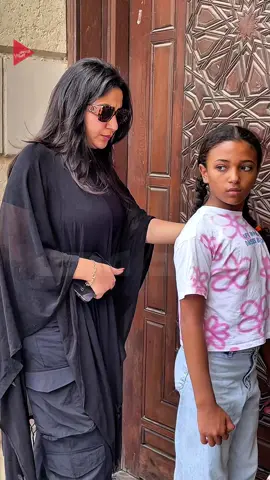 النجمه #رحمه_محسن اول الحاضرين لتساند رجل الاعمال #شندي_يحي في وداع والدته 😢 الحاجه #ام_شندي برجاء الدعاء لها 