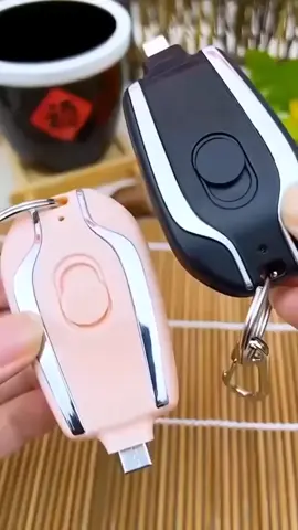 Carregador de celular portátil em formato de chaveiro, ideal para situações de emergência. Com 1500mAh de capacidade, é compacto, leve e fácil de transportar no bolso ou na bolsa. Compatível com Android e iPhone (escolha o modelo), ele garante energia extra para chamadas, mensagens e localização quando a bateria acaba fora de casa. Perfeito para o dia a dia, viagens ou imprevistos. #CarregadorPortátil #ChaveiroInteligente #PowerBankMini #Tecnologia #Emergência #BateriaExtra #Android     