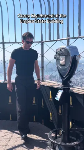 KING GEORGE IS HERE #empirestatebuilding #newyork #nyc #coreymylchreest #bridgerton #kinggeorge 
