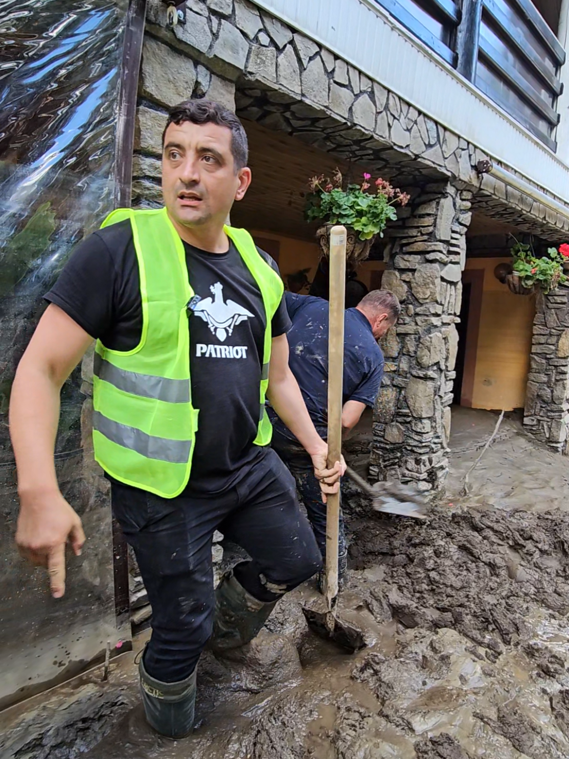 💛Mândru de președintele meu! Lângă el întotdeauna!💛 Noroiul era mult mai adânc, peste genunchi. Acolo dădeam la lopată de pe niște scânduri pe post de traversă. #GeorgeSimion #solidaritate #Broșteni #fyp 