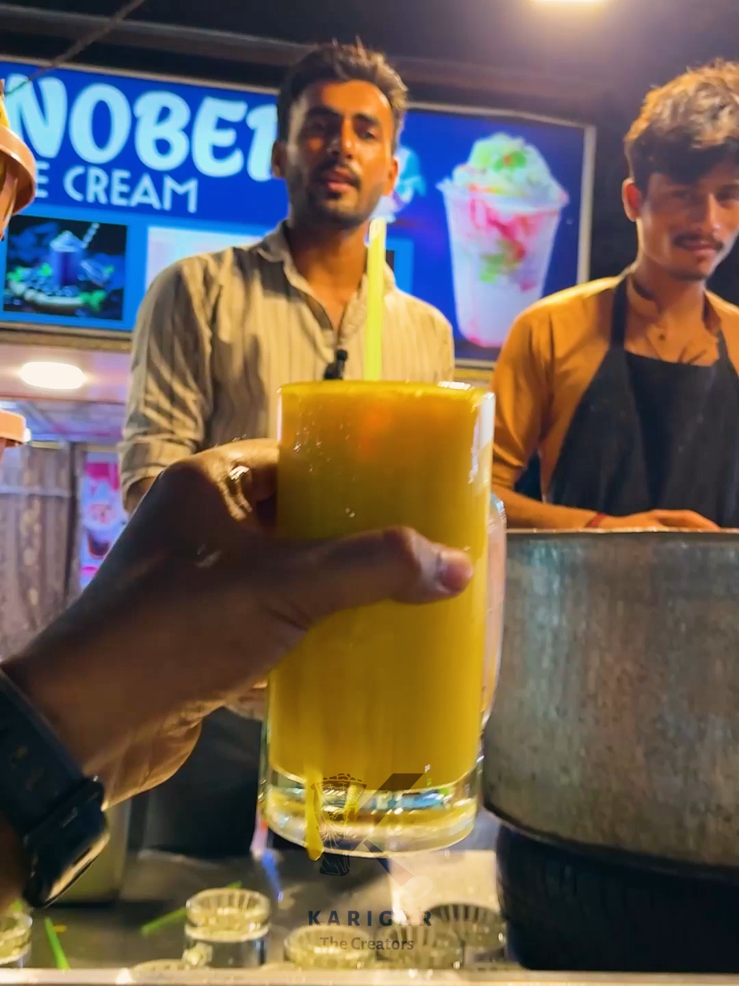 POV: You needed this mango juice today 🥭💛 #MangoJuice #StreetDrinkVibes #JuiceTok #KarigarCreators #FYP