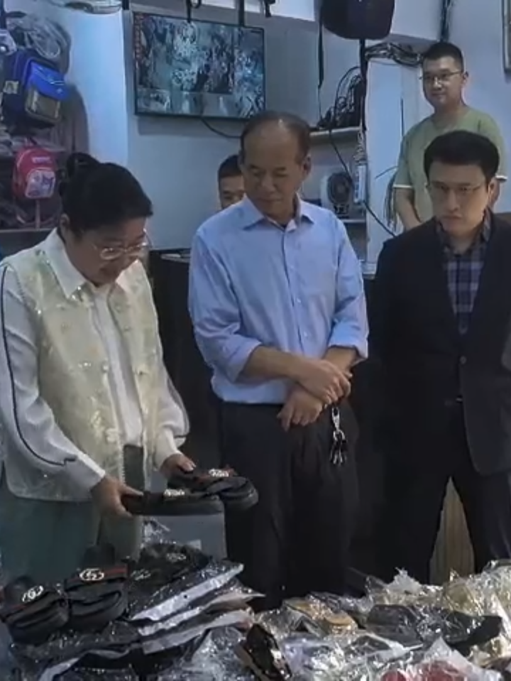 Ce matin, S.E.Mme AN Qing a rendu visite à des #commerçants chinois 🇨🇳 installés au #Congo 🇨🇬 pour s’informer sur leur #condition de #vie et d’#exploitation. Elle a encouragé les compatriotes chinois à s’intégrer davantage à la « grande #famille de l’#amitié sino-congolaise » 🏡 et à travailler main dans la main avec la population locale pour contribuer au #développement économique et social du Congo. 今天上午，安青大使走访慰问在刚华人华侨商户，了解生活和经营情况。安大使叮嘱同胞们，要进一步融入中刚友好大家庭，与当地居民携手努力，为当地经济社会发展作出自己的贡献。