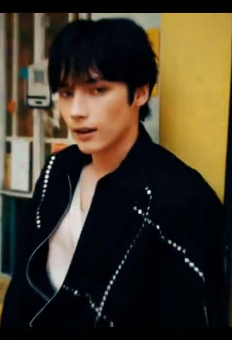 #hueningkai made lots of… interesting sounds to this music video  #tomorrow_x_together #beomgyussack  #hueningkaiedit #fyp #dance_with_you 