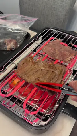 Desde que tengo esta parrilla eléctrica, cocinar se ha vuelto mucho más fácil y rápido. Hoy preparé carne con tomates y ajíes, y todo se cocinó perfecto, sin humo, sin ensuciar demasiado y sin que nada se pegara. Tiene varios niveles de temperatura para que todo quede en su punto, y es ideal tanto para una comida sencilla como para una reunión con amigos o familia. Si te gusta cocinar sin complicarte, esta parrilla es para ti. ¡Y lo mejor es que está en oferta ahora mismo! #ElectricGrill #IndoorGrill #GrillLovers #EasyCooking #KitchenGadget #HomeChef #TikTokMadeMeBuyIt #MustHave #CookingTools #GrillAtHome   