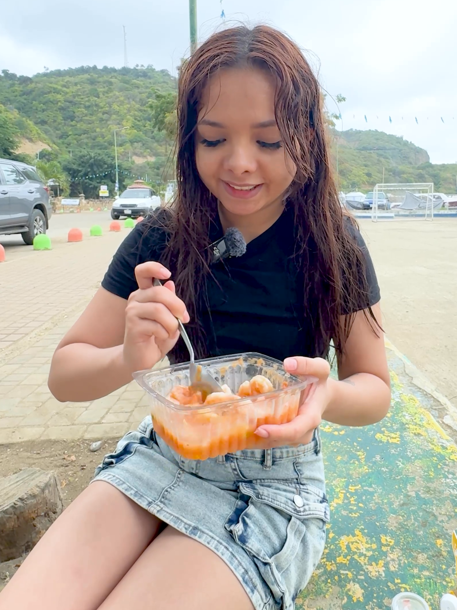 comiendo ceviche en la playa