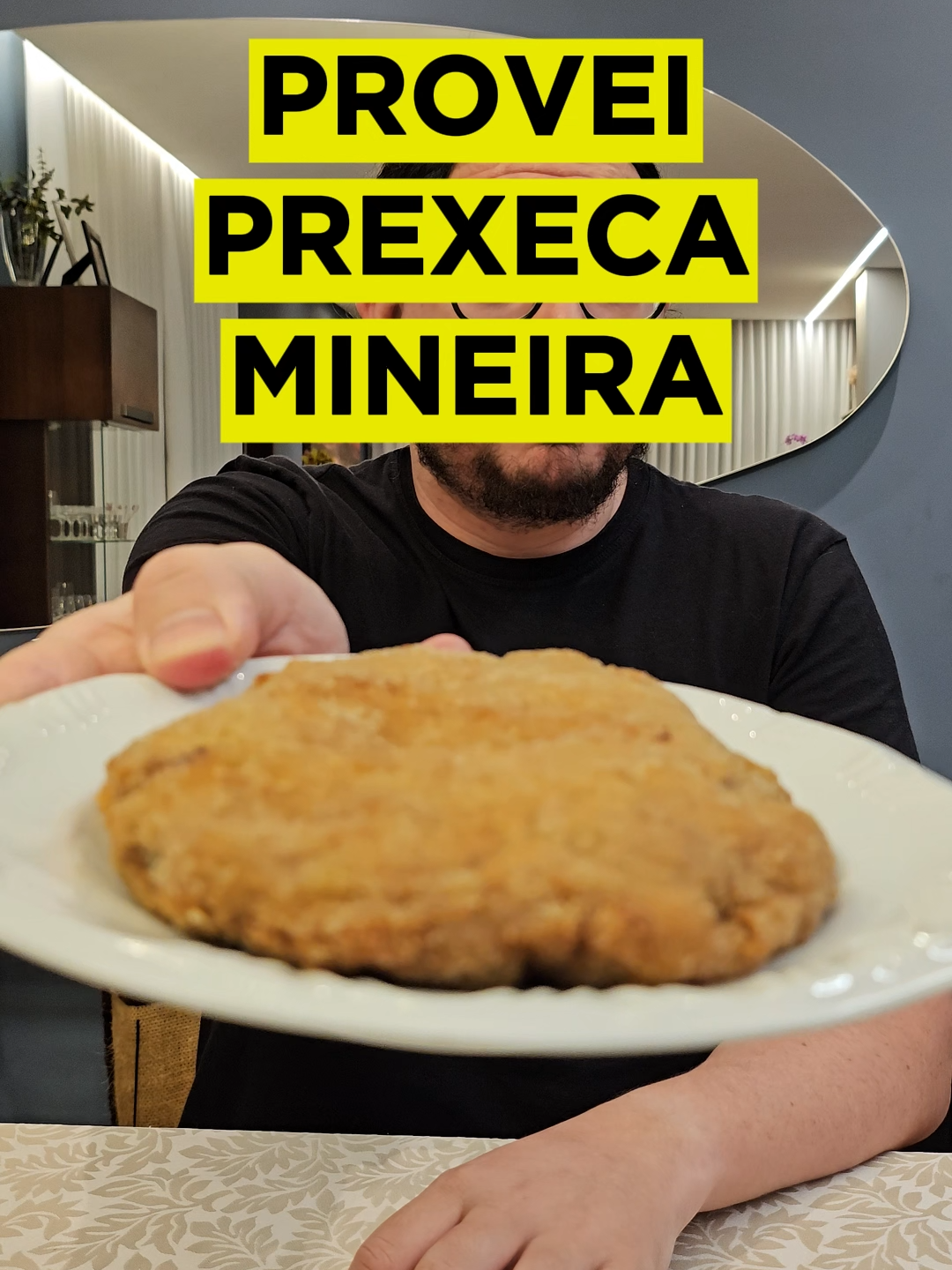 PROVEI PREXECA MINEIRA Dizem que a comida mineira é a melhor do Brasil, mas você já comeu uma prexeca? É um tipo de bolinho de carne, em formato de disco, comum em bares e restaurantes da região de BH, pelo que eu vi. #prexeca #minasgerais #belohorizonte #bolinhodecarne #bh