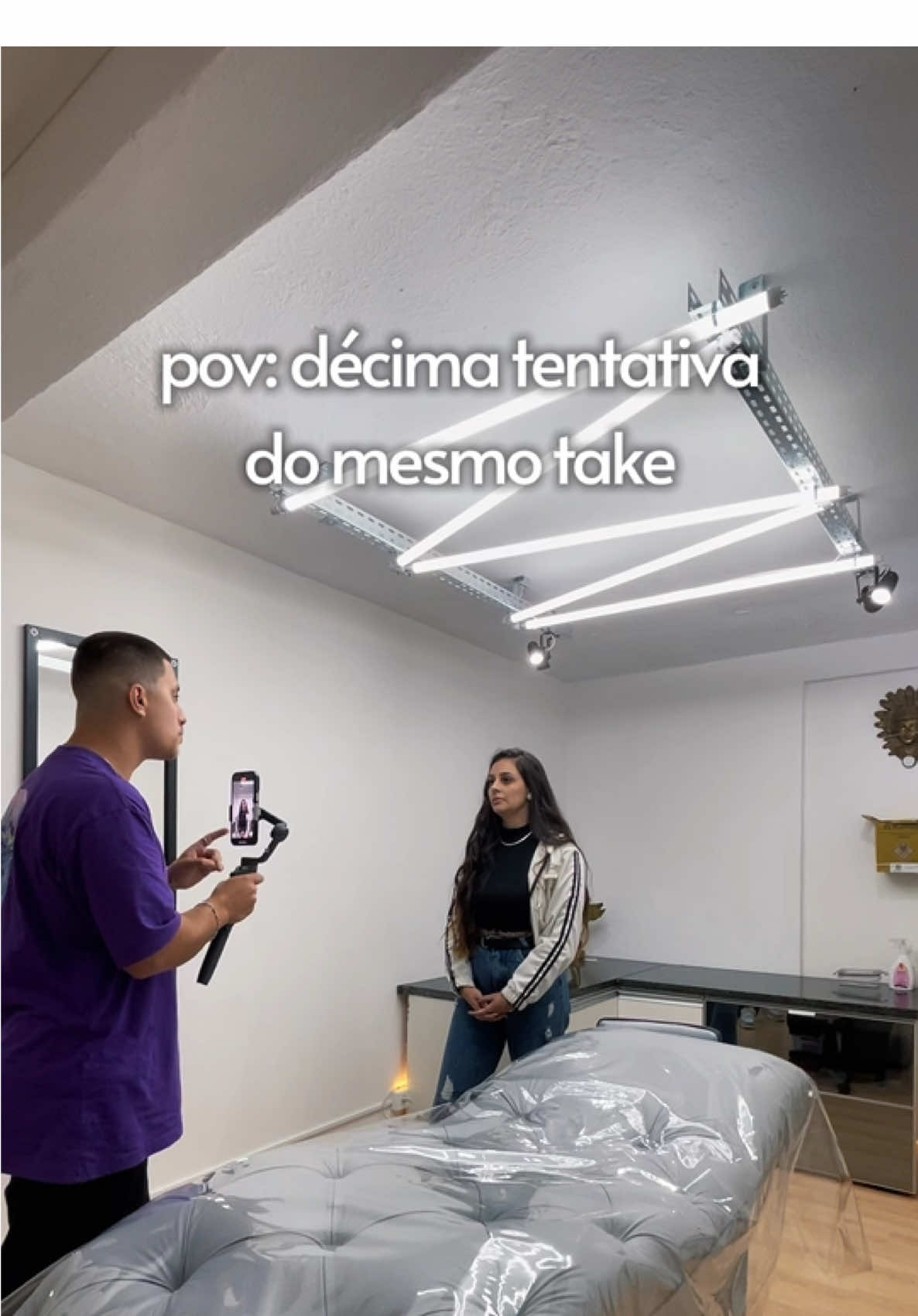 Bastidores de videomaker são sempre assim 😅 Siga 👉🏼 @gabipadilhapiercer  Na décima tentativa do mesmo take, o roteiro já foi pro espaço 🚀 Se você é videomaker ou já gravou com cliente/amigo, sabe que essas pérolas sempre aparecem 😂 Gravar vídeo é técnica, paciência… e muita risada nos bastidores! #videomaker #Bastidores #humor #audiovisual  