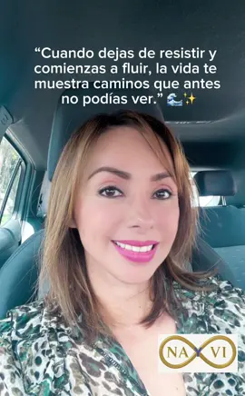 “Cuando dejas de resistir y comienzas a fluir, la vida te muestra caminos que antes no podías ver.” 🌊✨ #FluirConLaVida #CrecimientoInterior #DespertarEspiritual #ÁrbolDeLaVida