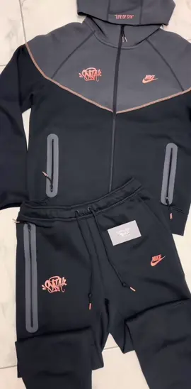 Nike tech syna world disponible à Kinshasa  WhatsApp : +243 896859661 Livraison en moins de 24h partout à Kin 🇨🇩