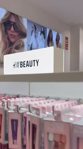 ✨ ¡Sorpresa beauty en H&M! @hmbeauty  No sabía que sus glosses eran tan bonitos, cómodos y por menos de 5€. 🧴 Brillo, jugosidad y ese toque chic que buscas… ¿Mi favorito? El que huele a caramelo 😍 Ya están en mi neceser de diario. 💋 ¿Tú los has probado? #HMBeauty #LipGlossLovers #BrillosLabiales #ChollosBeauty #BeautyFinds #GlowUp #MamáConEstilo 