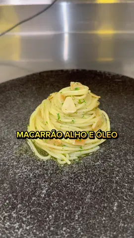 MACARRÃO ALHO E ÓLEO  🎯 Hoje eu vou te provar que você nunca fez um alho e óleo do jeito certo. O segredo não tá na receita. Tá na técnica: 🔥 Azeite frio + alho em lâminas = controle de calor 💧 Água do cozimento = emulsão natural 🍝 Massa al dente finalizada no molho 🌿 Salsinha e movimento na frigideira Isso aqui é o simples tratado com respeito. É gastronomia. 👇 Já fazia assim ou tava queimando o alho? Comenta aqui.