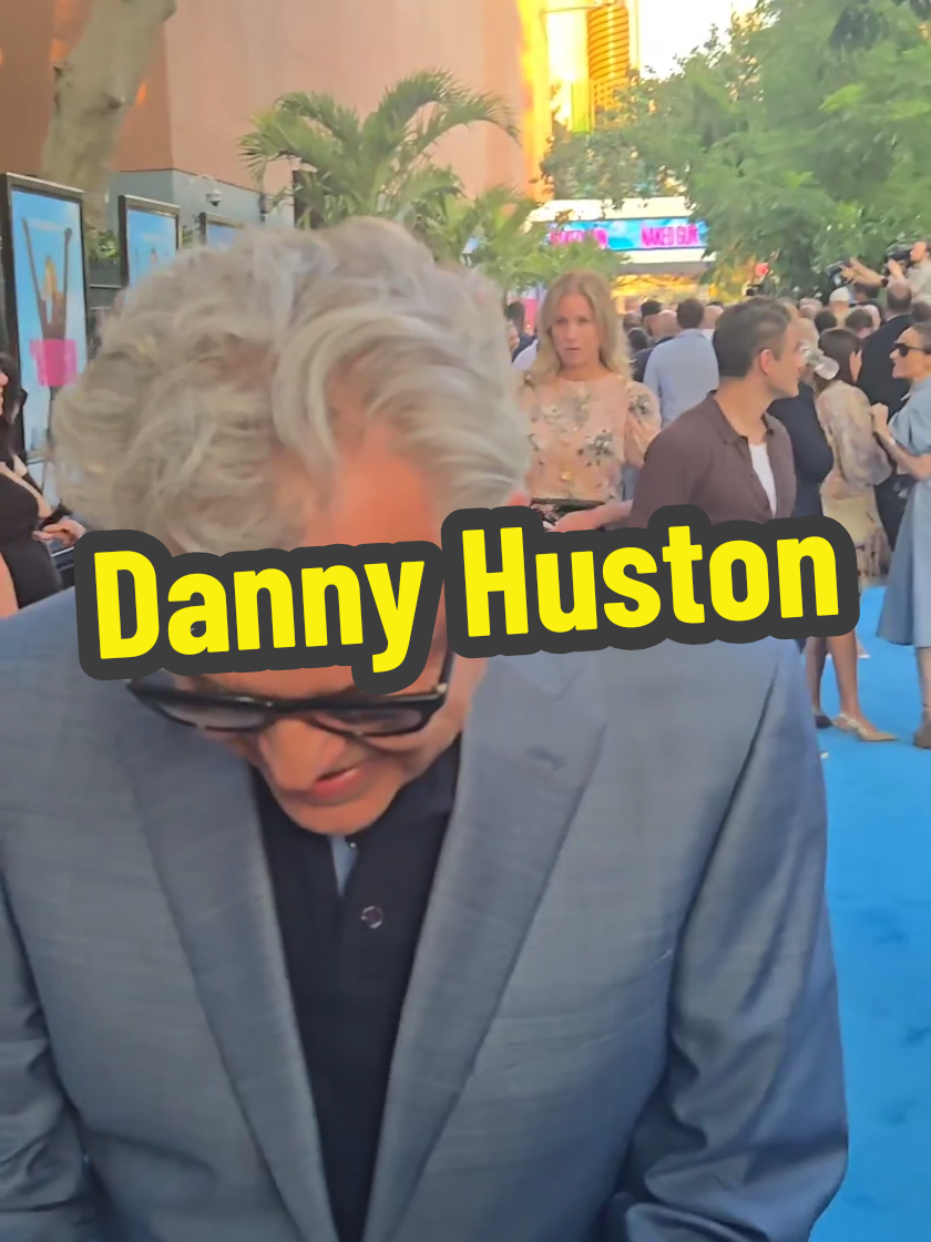 Danny Huston signs for fans outside the Naked Gun Movie Premiere outside the SVA Thetre in New York City  #tiktoklive #livehighlights  #dannyhuston #nakedgun #ahs #xmen #crow #hitchcock #thenakedgun #actor 