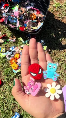 💥Os Melhores Botons/ Pins para personalizar o seu par de Babuches💥 . Garanta já o seu e não fique de fora ! Temos uma enorme diversidade de modelinhos e Kits🫶🏻 #pins #crocs #adoteumhabitinho #mulherdepreso🔓🕊👫💍 