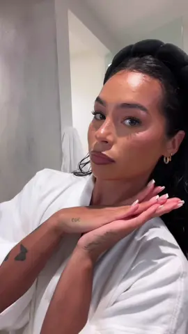 transforming into your new girl 🤏🏽  full makeup routine on insta.. all makeup products: @lauramercier tinted moisturizer 5W1 TAN @elfcosmetics brow lift @narsissist concealer (as contour) med/dark 3 @hourglasscosmetics vanish airbrush concealer valley  @narsissist concealer med 2 ginger  @makeupbymario soft blur setting powder (3 neutral peach… lowk a little dark for me so i just got the 2 neutral light) @tartecosmetics amazonian clay blurring powder foundation (as bronzer) 57N rich neutral  @morphe2 outer spice eyeshadow pallet dash of cocoa  @lauramercier blush sangria  @toofaced better than s3x mascara  @nyxcosmetics eye & body liquid brown liner (freckles) @fentybeauty diamond bomb @milanicosmetics make it last setting spray  @hudabeauty lip contour stain warm brown @fentybeauty lip liner extra thigh  @nyxcosmetics soft matte lip cream abu dhabi  @fentybeauty gloss bomb heat sheer rose nude