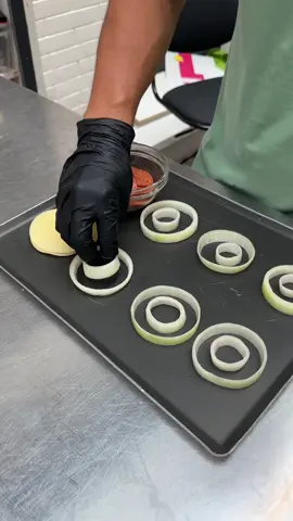 Pepperoni Pizza Onion Rings! Ring in the pizza party 🍕🧀 #fyp #foryou #tiktok #usa🇺🇸 