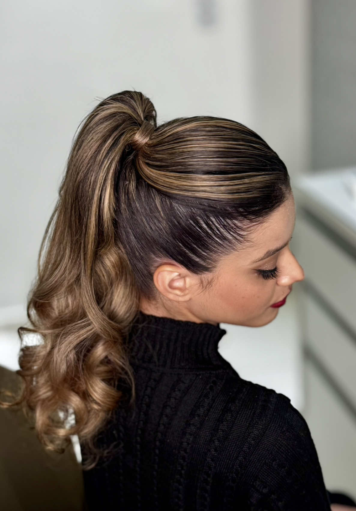 Olha só um tutorial de Ponytail belíssimo passando pelo o seu feed!✨❤️ O que acharam desse penteado? Deixe nos comentários! #penteadoscacheados #penteados #penteadoscomtranças #divinafernandess #penteadossimples #penteadosmadrinhas #penteadosnoivasmadrinhas #penteadosnoiva #penteadoscaldasnovas #fyp 