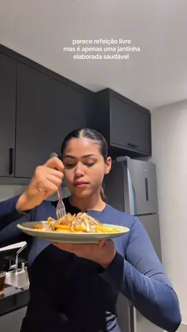 Isso aqui é um espetáculo!  dá para adaptar tanto para o ganho de massa quanto para a perda de gordura.  para o molho foi usado 1 ovo cozido , 1 pote de iogurte desnatado , 30g do requeijão sabor cheddar, coloquei sal, orégano e páprica. A cebola só deixei ir fritando e adicionando agua aos poucos , ela iam caramelizando com o próprio fundo queimado. Macros para uma porção com 110g de batata, 100g de carne moida e um pouco menos de meia porção do molho.  Kcal: 389,61 Prot. 27,99g Carb. 21g, Gord. 9,5g