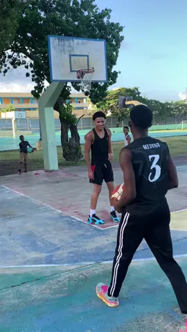 Se dio a más el 1VS menor com @Freyy🤴🏻  #Viral #viralvideo #motivation #medina #abuseryya #humor #humortiktok #motivacional #ballislife #rdbseleccion #inicio #basketball #Amigos #basketball #focus #parati #paratimiii #foryou #foryoupage #foryourpage #humortiktok 