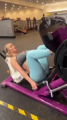 How am I doing 😻 trying to get them gainssss 🩵🩵🩵 #fyp #viral #gym 