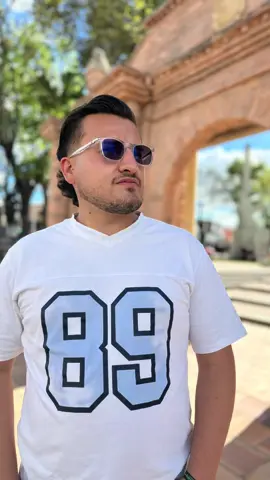 📌 ¿Sabías que El Laguito fue un cementerio? 💀   Allí, donde hoy pasan autos y ríen los niños 👶🚗, alguna vez descansaron nuestros antepasados. Construido en 1850, sus barrotes de hierro se fundieron para la guerra civil de 1860 ⚔️.   Con el tiempo, el cementerio se mudó… y nació este parque con una réplica de la Laguna de Tota 💧, diseñada por Julio Ernesto Plazas.   Pero quedan rastros: el monumento a los héroes de La Ramada y el portal del viejo cementerio 🏛️. Caminar aquí es pisar historia.   #Boyaca #Sogamoso #Identidad #Historia #Laguito