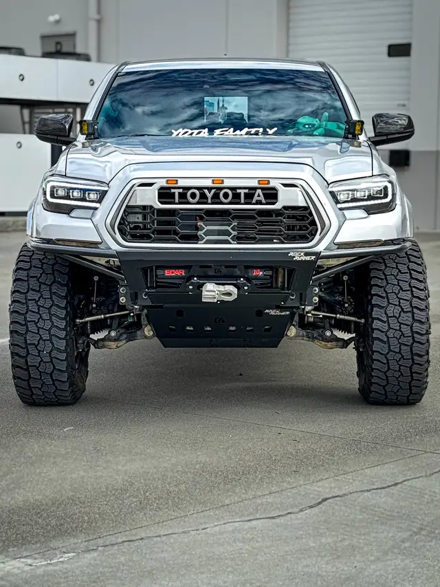 Oufff I can’t get enough of this bumper 🤟🏼 #toyotatacoma #tacoma4x4 #3rdgentacoma #c4fabrication #rockrunnerbumpertacoma #rockrunner #fyp #toyotasoftiktok 