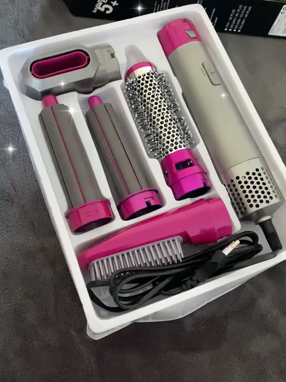 Tenha o Efeito Dyson com Envio Grátis! Cansada de gastar horas arrumando o cabelo sem o resultado dos sonhos? Apresentamos o Secador 5 em 1, seu novo aliado para um cabelo impecável! Este aparelho inovador é a alternativa perfeita e idêntica ao Dyson, oferecendo a você: Secagem rápida e eficiente: Adeus, frizz! Modelagem versátil: Cachos definidos, lisos perfeitos ou volume extra. Escova secadora: Praticidade para o dia a dia. Escova para cabelo: Desembaraça e dá brilho. Prancha de cabelo: Toque final para um liso impecável. Desfrute de resultados profissionais no conforto da sua casa. Garanta já o seu Secador 5 em 1 e receba com envio grátis! Não perca tempo e transforme seu cabelo. #dysonhair #secadordepelo #secador5em1 #rizosperfectos #cepillosecador #cepilloparacabello #planchadecabello