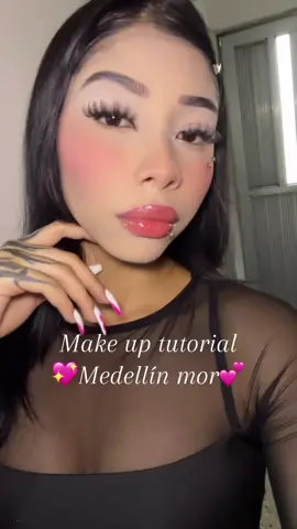 Uno de ver tantos tutoriales tmb quiere lol, una emo grilla #makeup #medellín #grilla #maquillaje #tutorial 