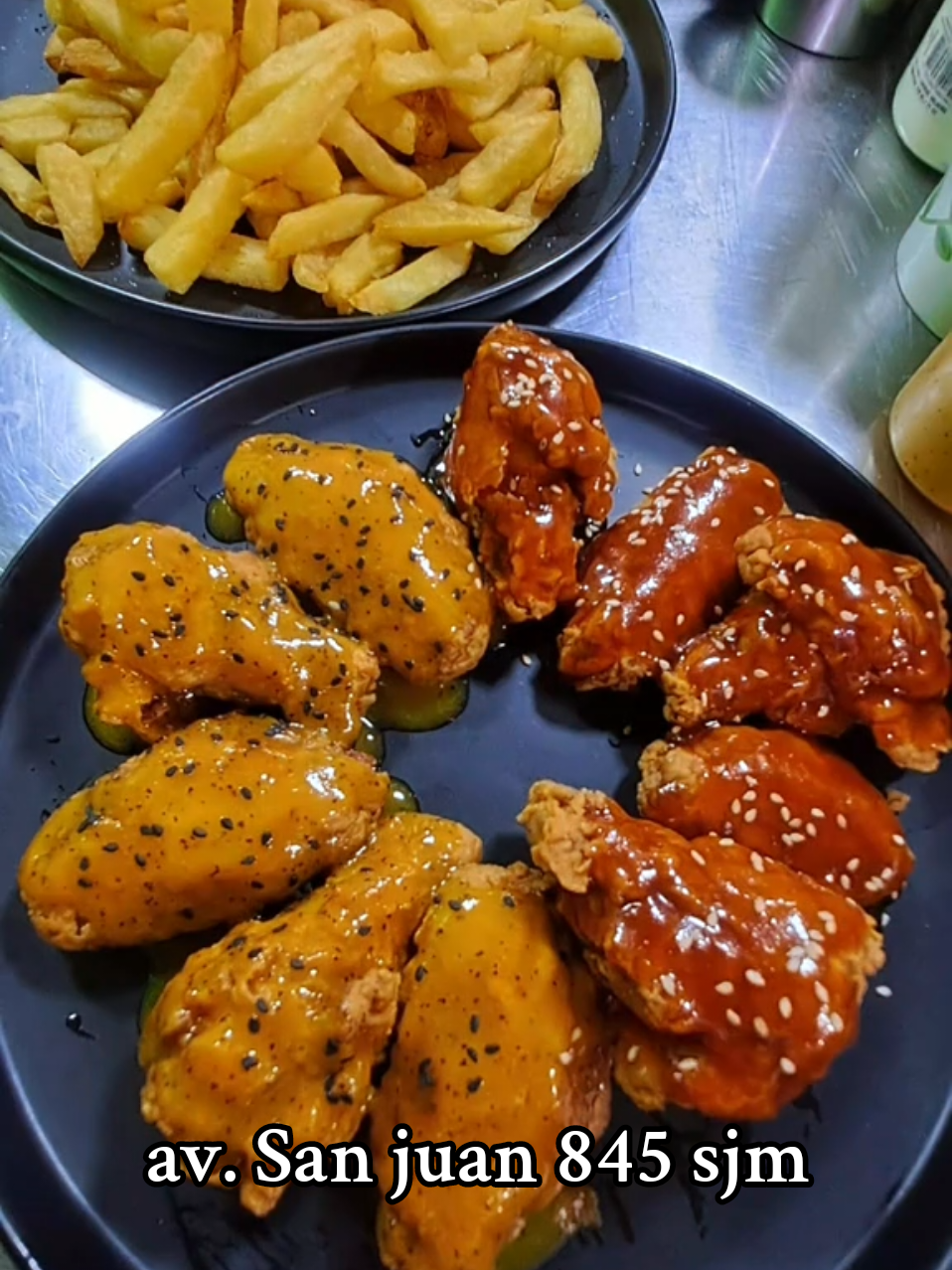 Cuando  comes estas alitas no solo te alimentas 🍽️: te transformas 🔥. Te comes historias 📖, raíces 🌱, fuego 🔥. El mundo cambia porque tú cambias 🍗 Ya no comes por hambre 😋: comes por amor ❤️, por rabia 😤, por memoria 🧠. Y eso… eso lo remueve todo 🌪️#comidarapida #alitasbbq #bravaz0845 #sjm 