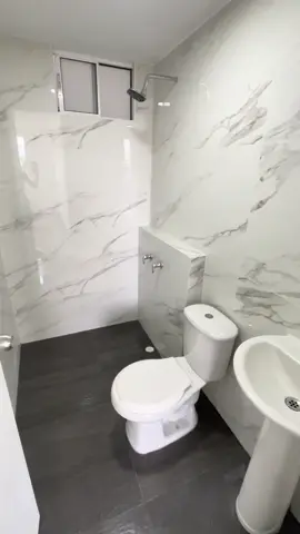 Sencillez con un toque de modernidad 😮‍💨🤩 #baños#porcelanato#ceramica#enchapes#modernos#remodelaciones#acabados#obrablanca