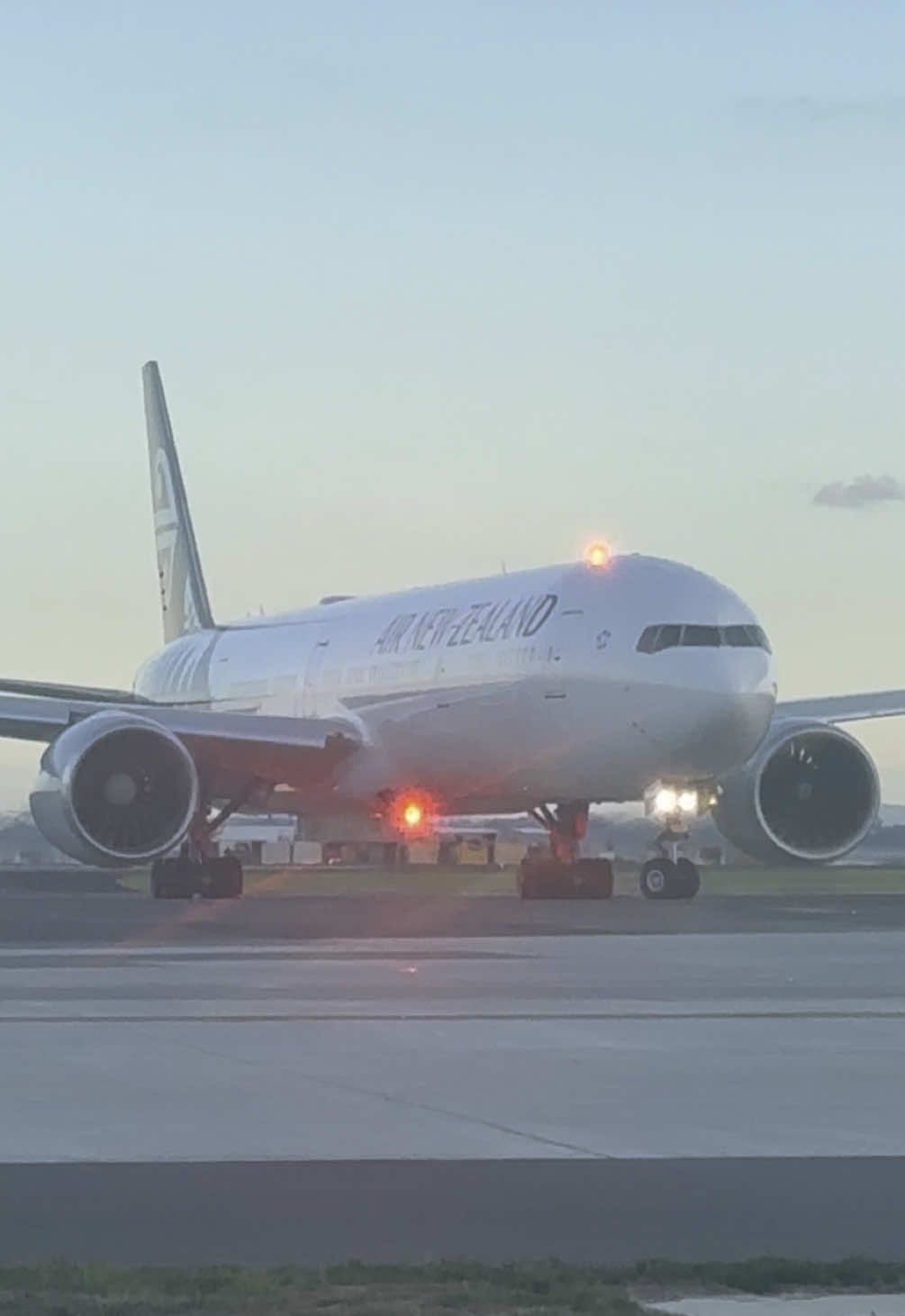 @Air New Zealand B77W, heading to the international terminal! #airnz #fyp #boeing777 #ge90 #closeup #goldenhour #spotting #aviation #foryoupage  