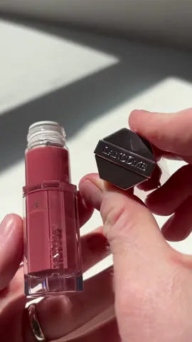 🤩 This is how perfection looks to me @Lancôme Lip Idole JuicyTreat in shade 33 Idole Nude  It feels like a thick gloss (in a good way!) -super moisturizing, not sticky at all, and smells like sweet minty candy 🍭  The shade is a warm pink, not your typical baby pink-super flattering And can we talk about that faceted packaging and the big, sharp-edged applicator? So easy to use and totally unique. Major love for this one. Great job, Lancôme #lancome #LipIdoleJuicyTreat #LipOil #makeupfavorites 