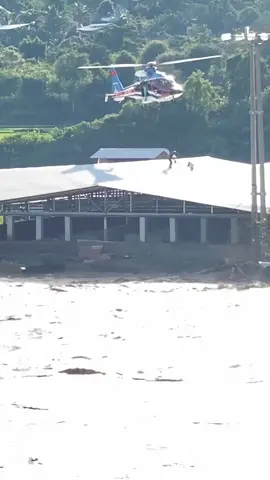 Cứ ngỡ chỉ có trên phim.nhưng ko đây là hình ảnh trực thăng cứu hộ 8người giữa dòng lũ lớn ở nơi em sống.thương quá sông mã ơi,bao quanh toàn nước  #sôngmãsơnla❤ #suhuongtiktok #lũlụt 