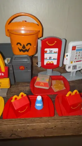 Set complete @McDonald’s #lilmcdonalds #happymeal #mcdonalds 😍💯👍🏼