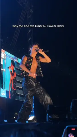 Après je ressemblais à un rat mouillé qui essayait de filmer + protéger son portable avec une coupe de prosecco dans la main #omarrudberg #Pride #concert #stockholm  