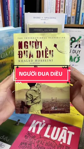 Người Đua Diều – Khi Một Cánh Diều Mang Theo Cả Gánh Nặng Của Tội Lỗi Và Cứu Chuộc. “Chỉ cần một lần được làm điều đúng đắn…” – câu nói ám ảnh mở đầu cho hành trình đầy nước mắt, chuộc lỗi và yêu thương trong “Người Đua Diều” – kiệt tác xúc động của Khaled Hosseini. Cuốn sách kể về Amir và Hassan – hai cậu bé lớn lên ở Afghanistan, gắn bó như anh em, cho đến khi một biến cố nghiệt ngã khiến tình bạn ấy rạn nứt vĩnh viễn. Từ đó, là chuỗi ngày Amir sống trong dằn vặt, để rồi trưởng thành trong hành trình trở về quá khứ, đối mặt với lỗi lầm và tìm kiếm sự tha thứ. Tình bạn, phản bội, chiến tranh, lòng bao dung… – tất cả hòa quyện tạo nên một câu chuyện vừa đẹp vừa đau, vừa day dứt vừa hy vọng. Nếu bạn muốn tìm một cuốn sách lay động trái tim, khiến bạn nhìn lại chính mình và tin vào khả năng sửa sai, thì “Người Đua Diều” chính là lựa chọn không thể bỏ qua! Sở hữu ngay – để hiểu rằng có những vết thương không bao giờ lành, nhưng có những hành động có thể cứu cả một đời người.#tiemsachbinhyen #sach #sachhay #BookTok #reading #nguoiduadieu 