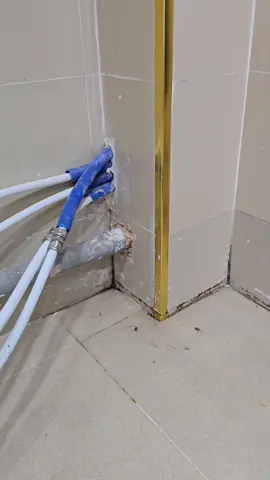 ثقب على مستوى أنبوب الصرف الصحي،  تم التصليح بنجاح trou au niveau de tuyau de pvc, réparation réussite 