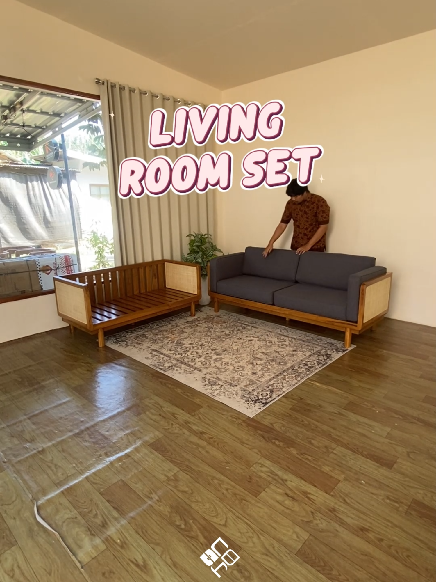 Ruang tamu yang adem dan estetik? Ini contohnya! Sofa panjang 2 meter pakai rangka jati solid finishing natural, dibalut kain Vienna Graphite, dan ada aksen rotan di sampingnya. Kalau butuh versi lebih compact, ada juga yang panjang 150 cm. Dipadukan sama meja jati 100 cm dengan sentuhan rotan, tampilannya makin hangat. 💸 Harga: – Sofa 2m: Rp 4.290.000 – Sofa 150cm: Rp 3.460.000 – Meja: Rp 1.650.000 Cek koleksi lainnya di @thisiskayu Shopee & Tokopedia: thisiskayu 📞 +6285333345604 #furniture #sofamurah #dekorasirumah #estetik #thisiskayu