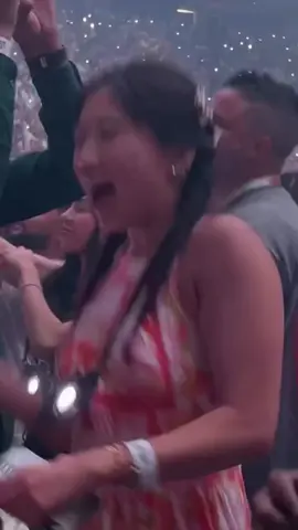 Turistas disfrutando de la 10ma función de la Residencia de Bad Bunny en Puerto Rico ❤️🐰🔥🇵🇷 #badbunny #dtmfworldtour #nomequieroirdeaquí #dtmf #concert #puertorico #jlpromotionspr #fyp #parati