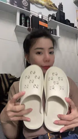 Dép sục Gucci đế cao dập logo màu kem mang nét giản dị, lịch sự, hack dáng cho các bạn nữ dễ kết hợp với nhiều trang phục khác nhau. Đây là một trong những đôi giày có thiết kế trẻ trung, thời trang được nhiều bạn lựa chọn.#dep #depsuc #depsucdecaochongtruot #depsucdecao #deportestiktok #depsucnu #depsucthoitrang #depsucdecao #depsucnu 